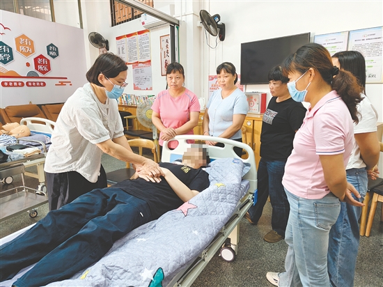 培训班采用“理论授课+实操集训”相结合的教学模式。