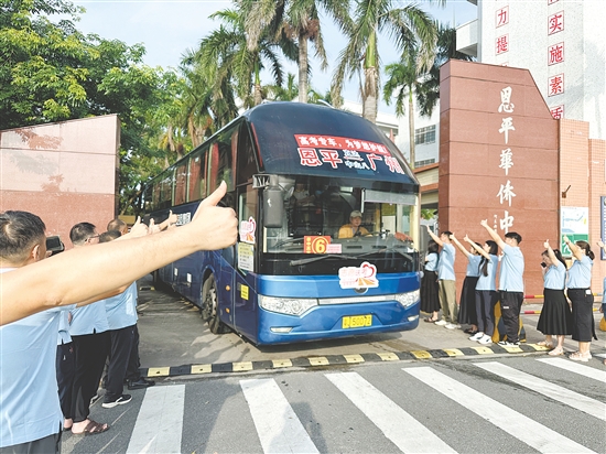 送考教师在校门口列队，为考生们竖起大拇指。
