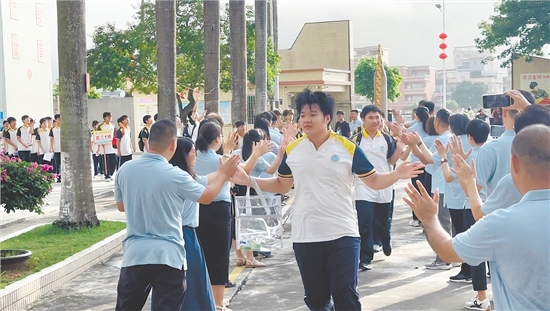 考生在教师的击掌鼓劲与暖心祝福中积蓄昂扬斗志。