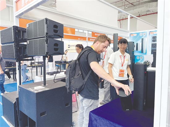 展会吸引不少外商参与。 展会吸引不少外商参与。