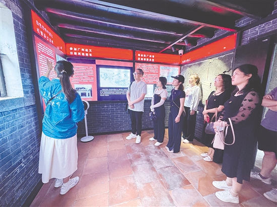 江门职院思政课教师到龚昌荣故居开展教研活动。