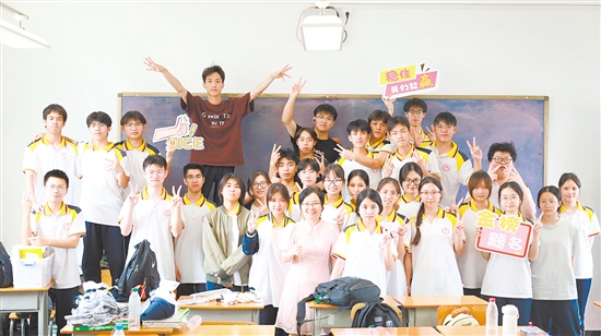 陈荔老师和学生们合影留念。