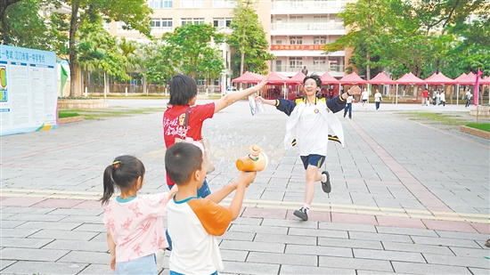 考完啦！考生兴奋地冲出考场。