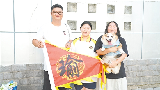 家长带上爱犬来为孩子助威。