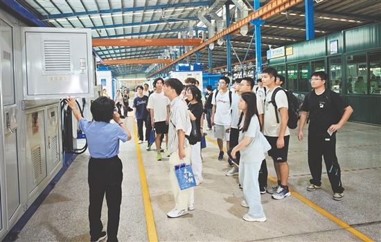 在海鸿电气，企业相关负责人带领研学团队深入立体卷铁心变压器智能化生产车间，近距离观摩自动化、智能化生产全流程。