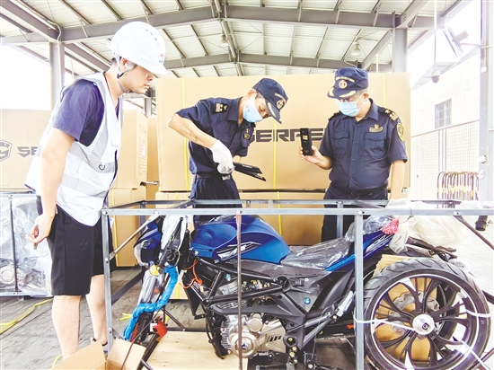 今年以来，我市摩托车出口实现较快增长。图为江门海关所属外海海关关员对出口摩托车开展查验。
