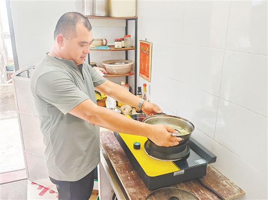 茫洲岛村民使用电燃气灶。