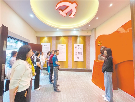 不少单位、团体组织前来李少石事迹展览馆参观学习、缅怀英烈。李少石事迹展览馆供图