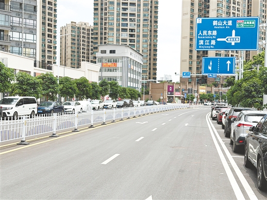 新修的道路宽阔平整，便利周边群众出行。