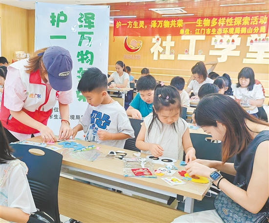 家长和孩子充分发挥想象力,制作专属动物面具。 家长和孩子充分发挥想象力,制作专属动物面具。