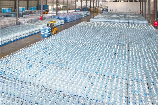 广东恩州山泉水有限公司的天然饮用水品牌“碧水天露湖”畅销粤港澳。