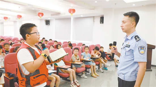 青苹果小记者现场采访李建昀。