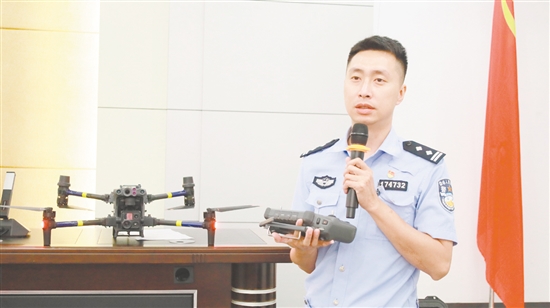 李建昀展示警用无人机，让学生们感受科技强警的力量。