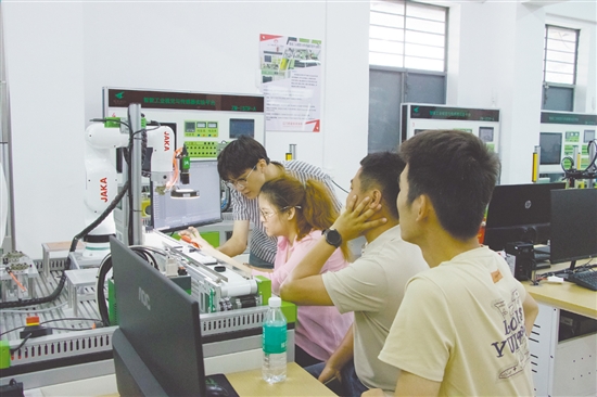培训现场，老师用心指导学员。