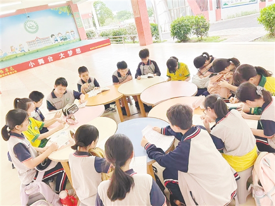 翠山湖实验学校购置便民小凳子，供滞留学生就地自习、阅读休息。