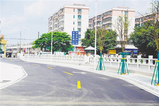 三埠街道宝华路交通标线清晰。