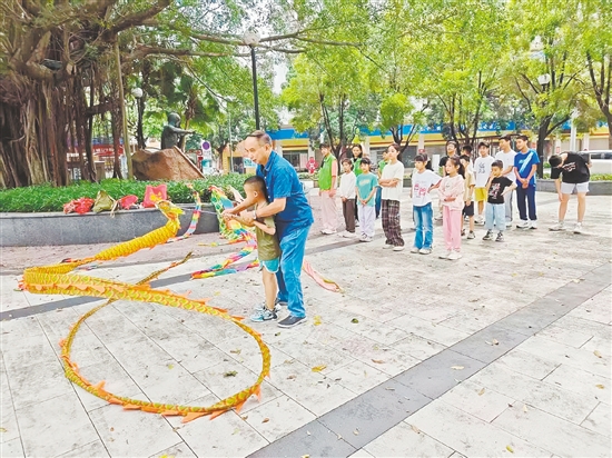 在“周六学堂”上，退休教师带领孩子们领略传统文化魅力。