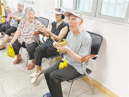 活动为老人们送上端午粽礼，现场暖意融融、笑声不断。