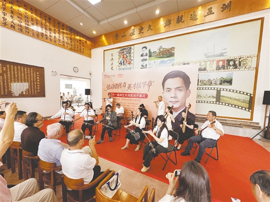星海音乐学院师生与台山广东音乐团携手同台,联袂演绎刘天一多首经典代表作品。 星海音乐学院师生与台山广东音乐团携手同台,联袂演绎刘天一多首经典代表作品。