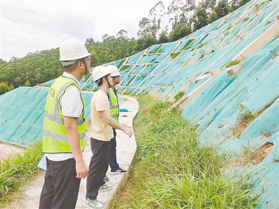 经过数月有序施工,目前大江镇大巷村渡头新区马山脚地质灾害隐患点边坡防护治理工程建设已基本完工。 经过数月有序施工,目前大江镇大巷村渡头新区马山脚地质灾害隐患点边坡防护治理工程建设已基本完工。