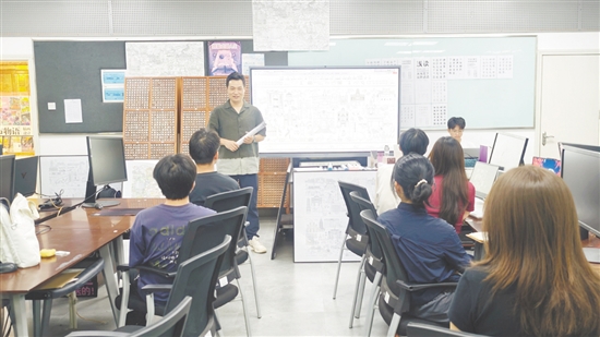 广科院张武志大创意设计工作室团队正尝试通过构成手法和视觉转译，将台山文化符号设计成兼具审美价值、互动体验和实用功能的产品。