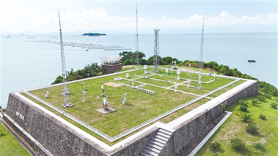 如今，上川岛气象站已经发展为拥有多种现代化探测设备、先进网络通信设施的国家基准气候站。图为观测场新貌。受访者供图