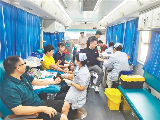 恩平广大机关干部、企业职工、在校师生挽袖献血，传递人间大爱。