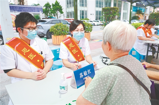 义诊活动每周常态化开展，义诊队伍深入社区、校园、企业，把省级优质、便捷、贴心的医疗服务送到群众身边。