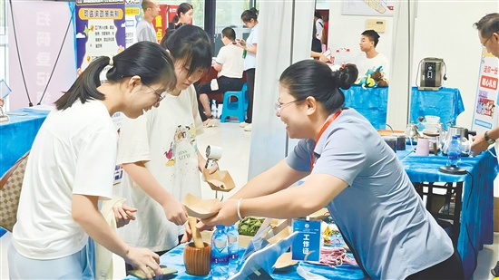 启动仪式现场设置了传统手工艺体验环节。