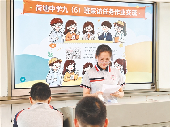 学生成芯瑶在课堂上读自己的作文时，忍不住落泪。