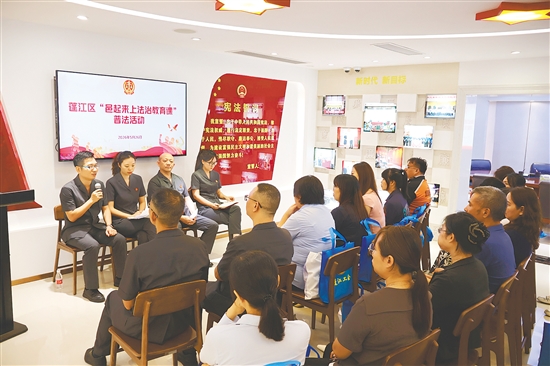 法官们与工人代表开展普法沙龙活动。
