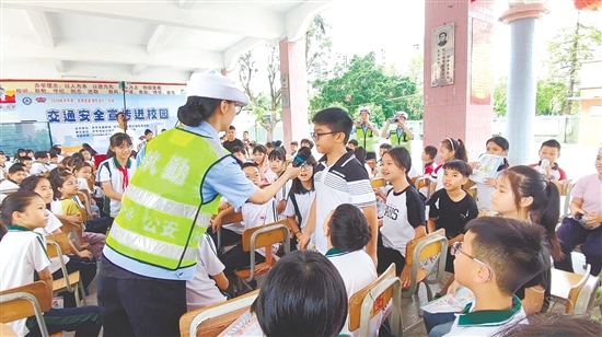 趣味交通知识问答环节同学们热情高涨，积极举手、踊跃抢答
