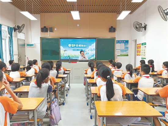 星光校区学子们在学习近视防控知识。