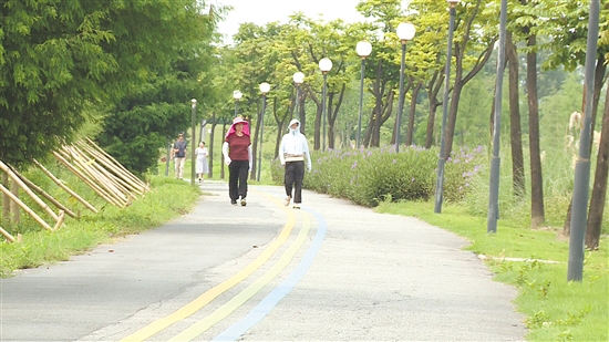 梅江农业生态园绿道吸引市民前来锻炼身体。