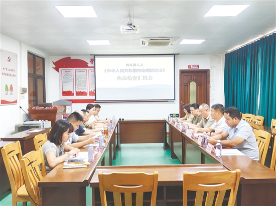四九镇人大执法检查组召开汇报会，认真听取有关工作情况汇报。