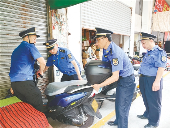 在长堤历史文化街区，执法人员将违停车辆停入指定区域。