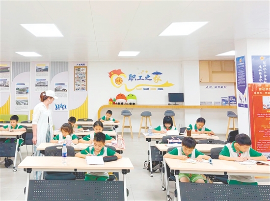 晚托班老师正在辅导学生学习。