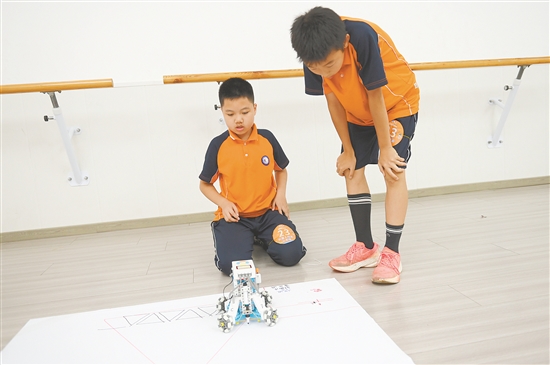 鹤山市共和镇中心小学学生参加江门市第九届青少年机器人竞赛获佳绩。
