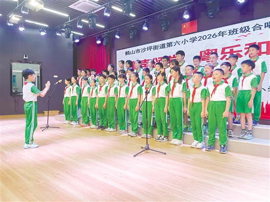 全体学生以歌声寄情，展现昂扬向上的精神风貌。