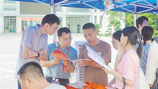 高校招生教师现场为考生解答困惑。