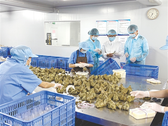 恩平海关指导企业加强源头管理，严格把控糯米、豆沙、粽叶等原辅料的质量验收和溯源管理，完善生产加工、成品检验、仓储运输等链条。