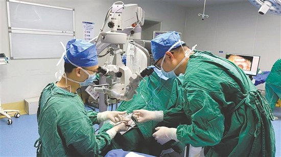 通过省级专家定期驻院带教,蓬江区卫生健康系统帮助江门市第二人民医院打造眼科专病诊疗特色。 通过省级专家定期驻院带教,蓬江区卫生健康系统帮助江门市第二人民医院打造眼科专病诊疗特色。