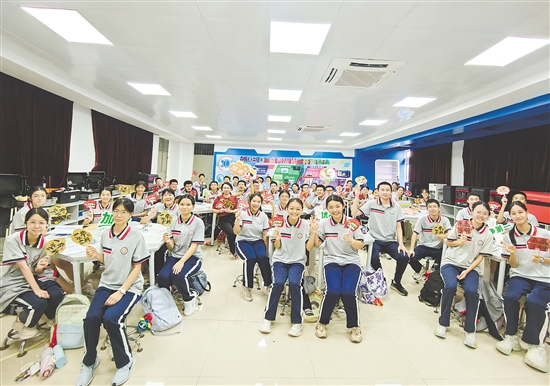 江门市怡福中学为考生送上粽子、水果、团扇等“加油大礼包”。