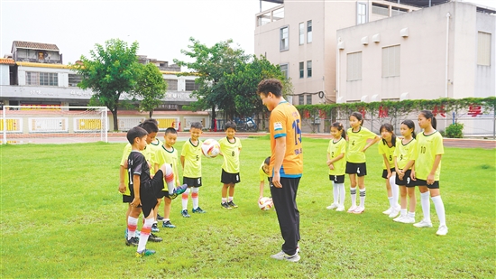 礼贤小学足球校队与吴熙华进行交流。