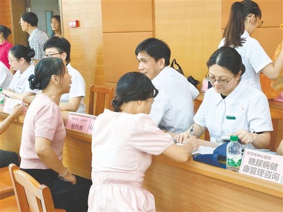 医师与药师团队为老年群众提供免费的用药咨询和健康指导服务。