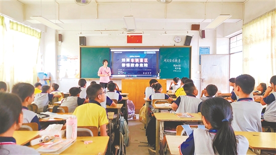 水口镇各中小学校组织全体学生观看事故警示宣传片，用真实案例敲响安全警钟。