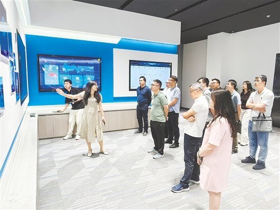5月18日，新会区政协提案和联络委员会赴广州市番禺区开展专题调研，学习两业融合经验。