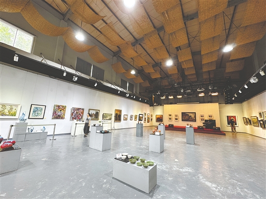 南村艺术部落所在的侨校拥有超前的现代建筑格局，教室、礼堂等空间完整开阔，天然适配艺术创作、展览研学、美育教学等多元场景。