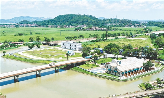 斗山河综合整治工程采用“上游入自然，下游护商埠，对岸添绿意——一段一景，因水而兴”的设计理念进行建设。