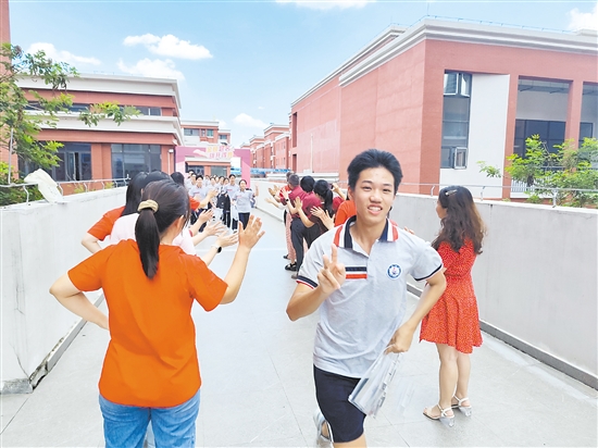 紫茶中学学生飞奔出考场。（学校供图）